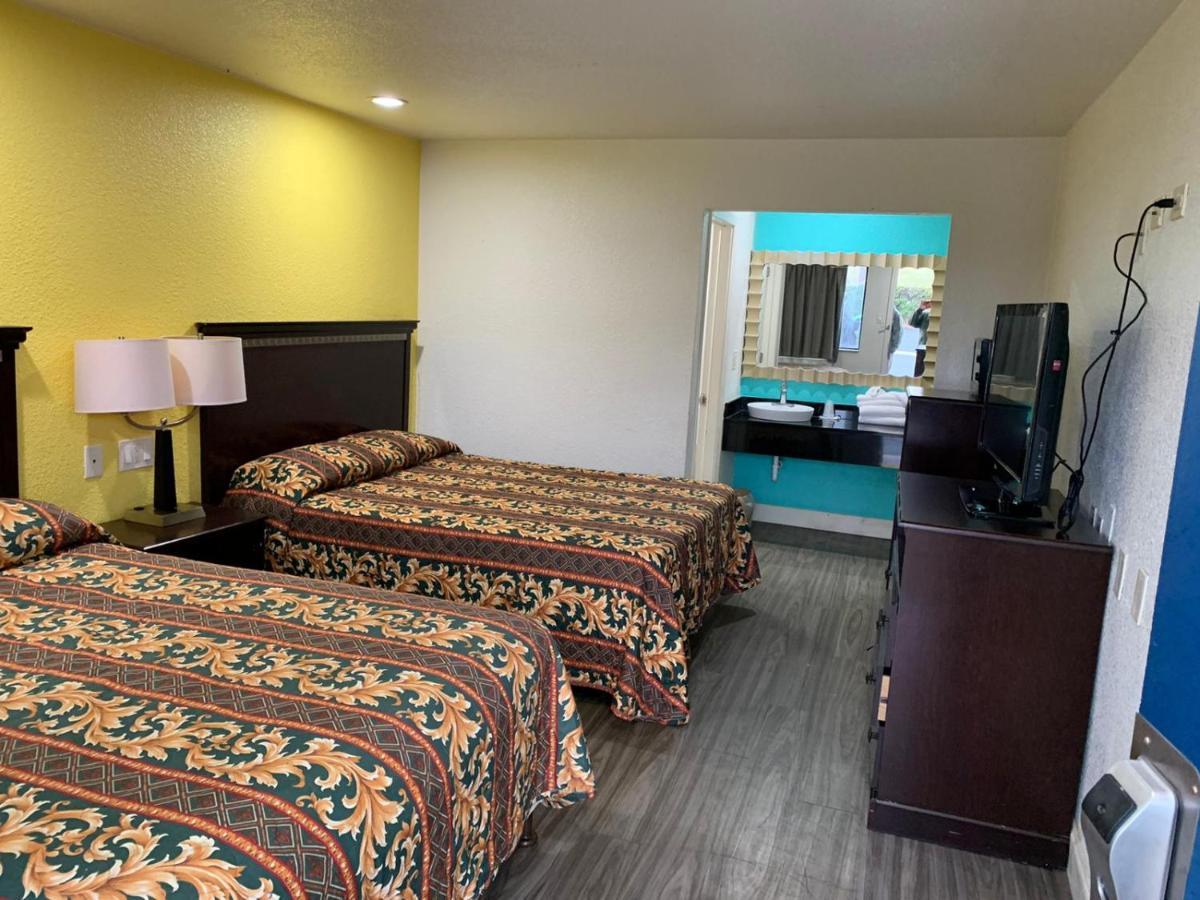 Super 7 Dallas-southwest Motel *