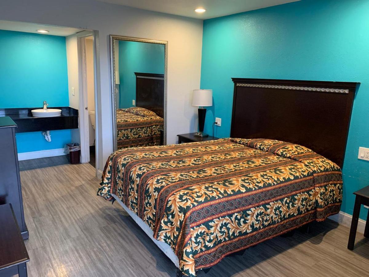 Super 7 Dallas-southwest Motel *