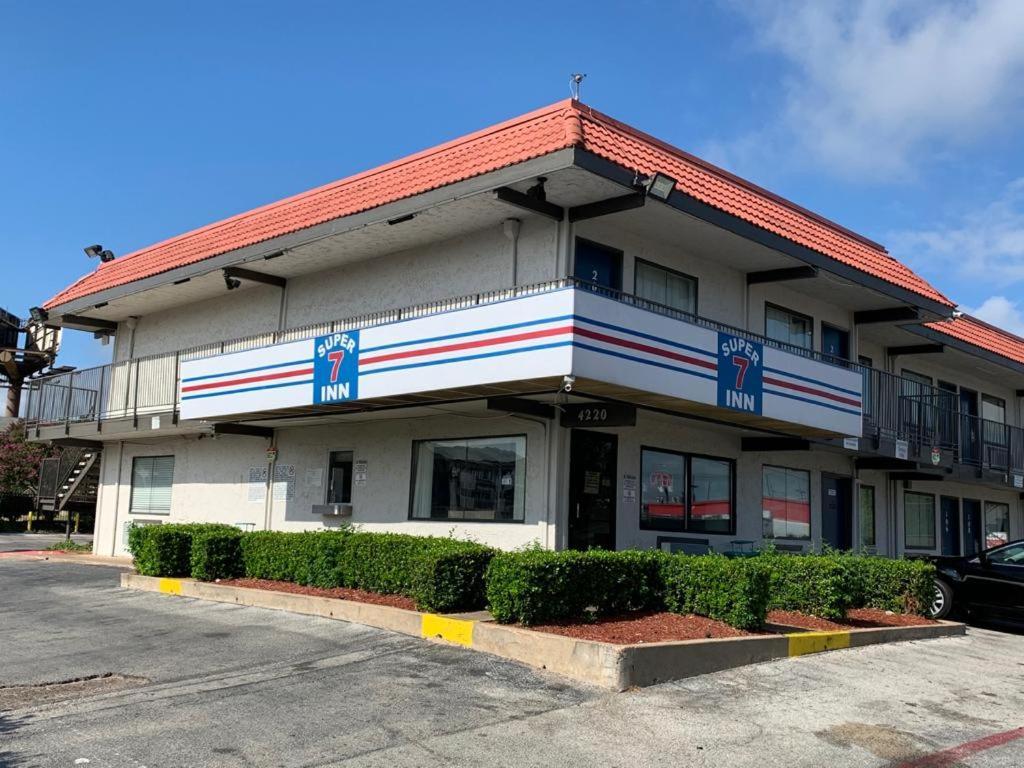 Super 7 Dallas-southwest Motel *